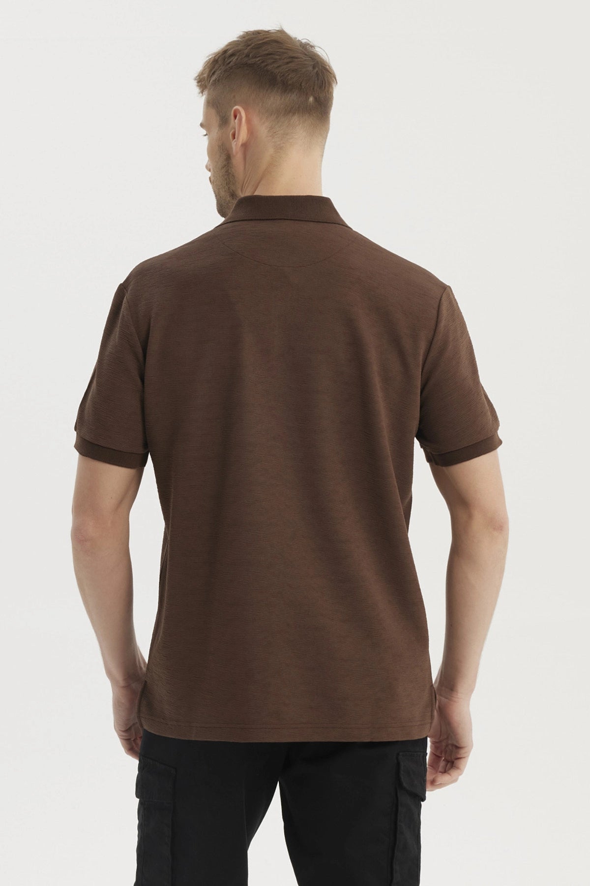 Polera de hombre chocolate con textura vertical lisa y cierre en el cuello estilo polo