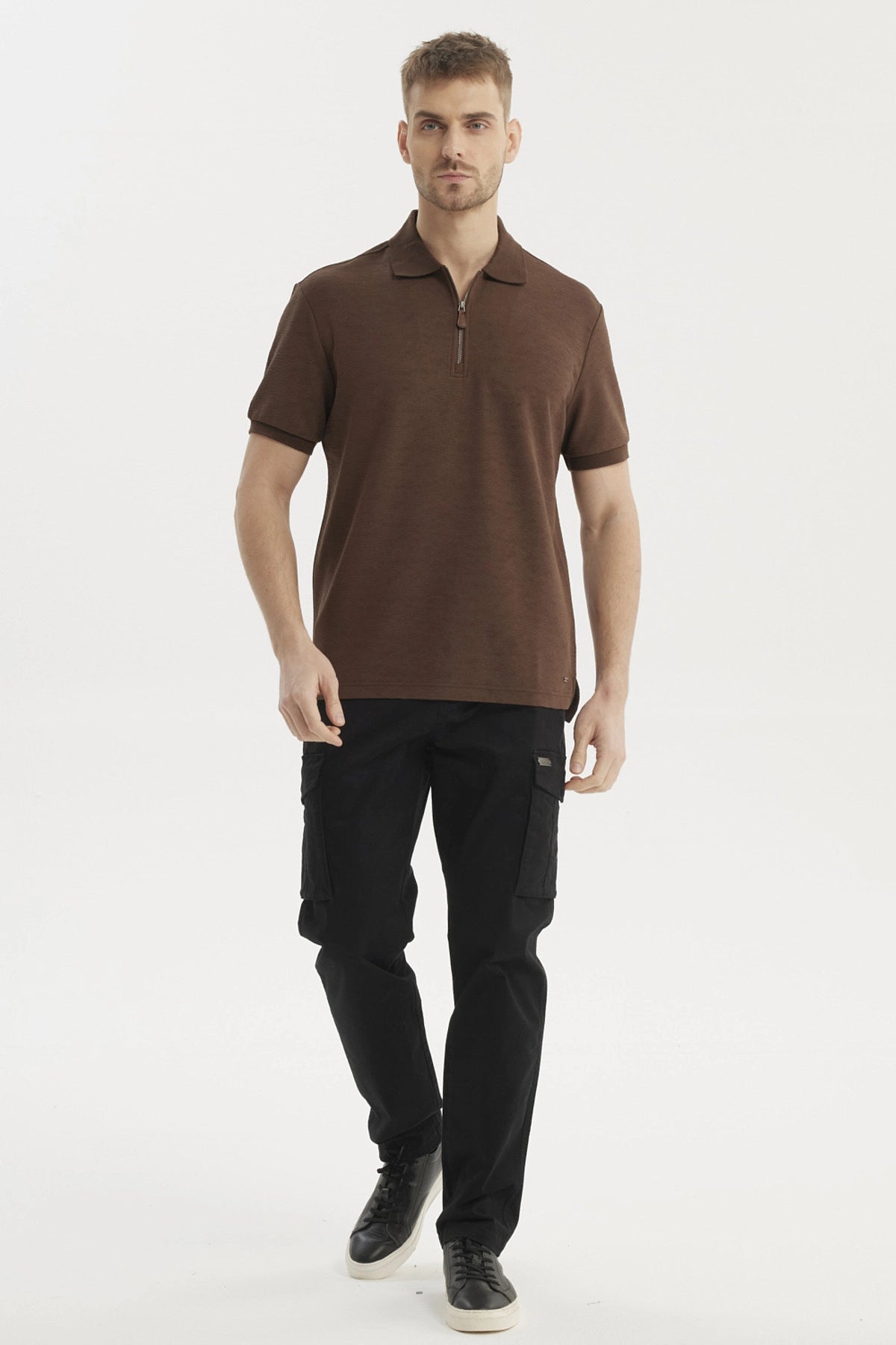 Polera de hombre chocolate con textura vertical lisa y cierre en el cuello estilo polo