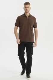 Polera de hombre chocolate con textura vertical lisa y cierre en el cuello estilo polo