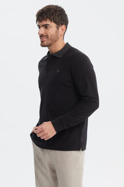 Polera negra de hombre con cuello contraste gris manga larga y logo pequeño bordado en el pecho lado izquierdo lisa