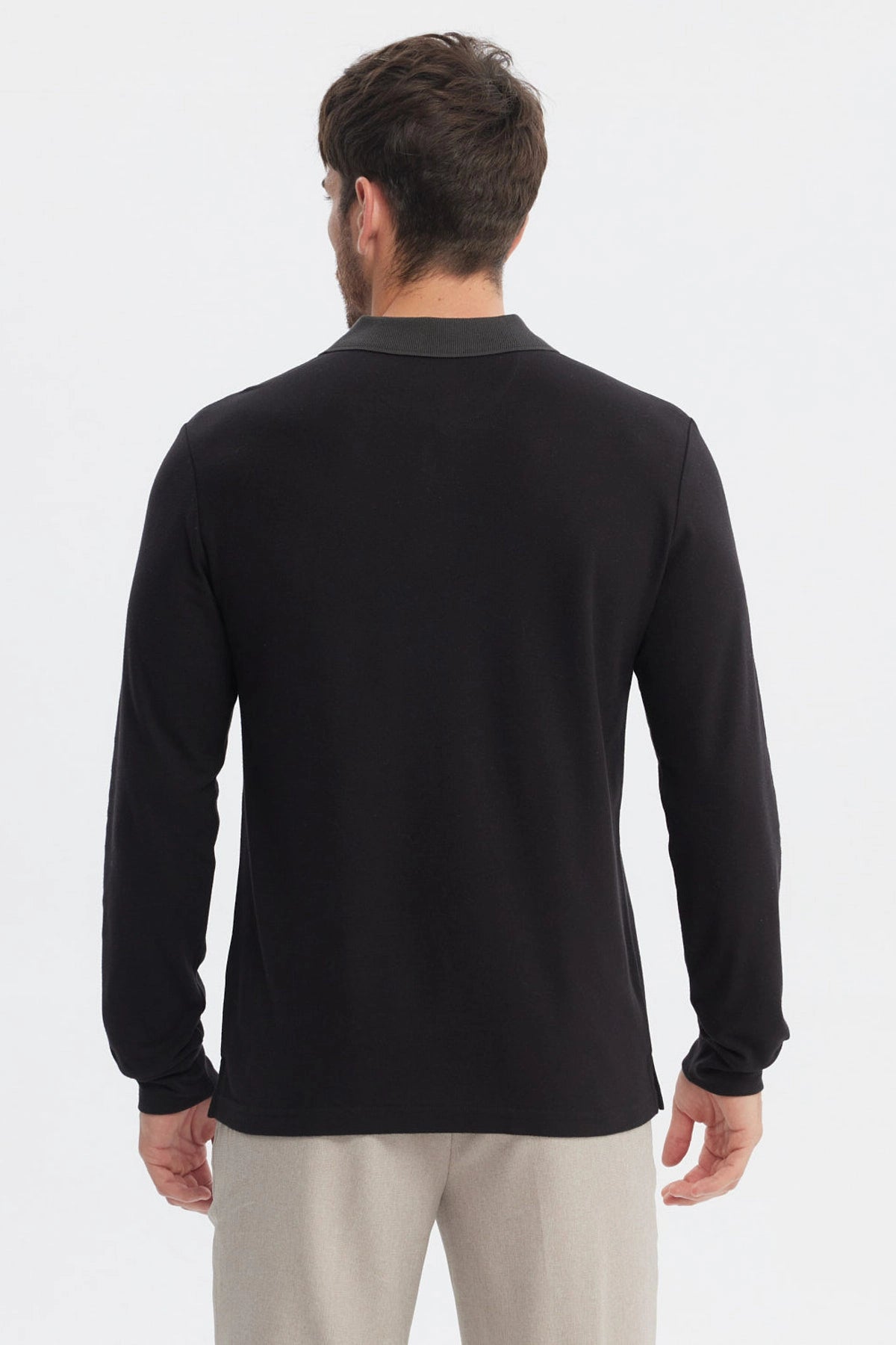 Polera negra de hombre con cuello contraste gris manga larga y logo pequeño bordado en el pecho lado izquierdo lisa