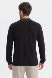 Polera negra de hombre con cuello contraste gris manga larga y logo pequeño bordado en el pecho lado izquierdo lisa