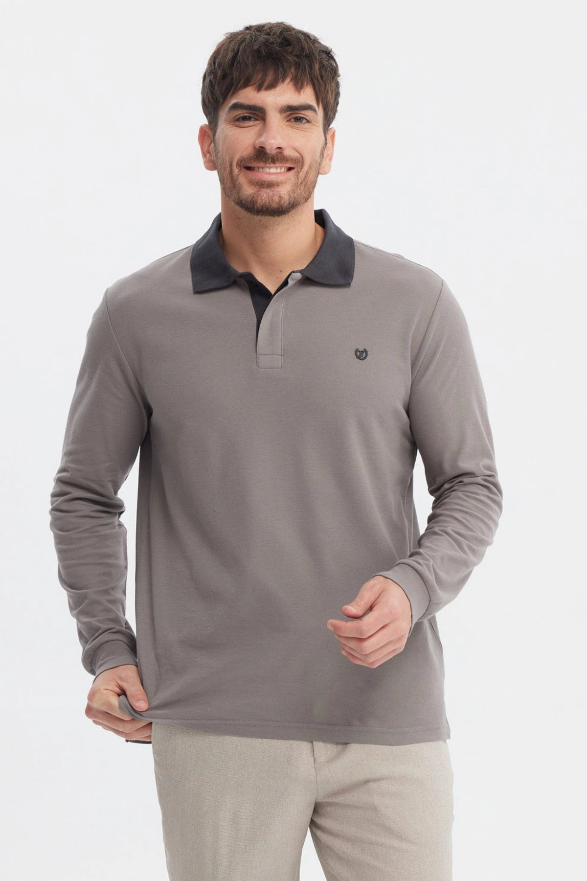 Polera gris de hombre con cuello contraste negro manga larga lisa ajuste relajado y logo pequeño en el pecho