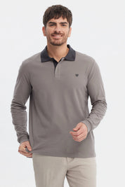 Polera gris de hombre con cuello contraste negro manga larga lisa ajuste relajado y logo pequeño en el pecho
