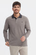 Polera gris de hombre con cuello contraste negro manga larga lisa ajuste relajado y logo pequeño en el pecho