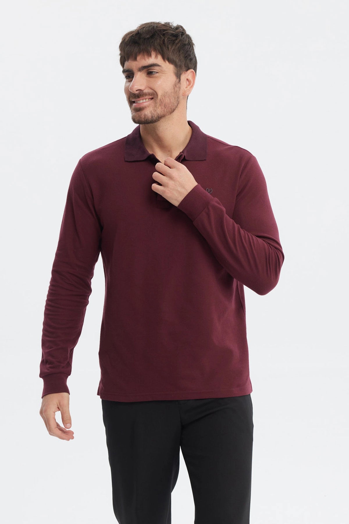 Polera burdeo de hombre con cuello en contraste sin estampa lisa ideal para un look casual moderno