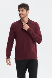 Polera burdeo de hombre con cuello en contraste sin estampa lisa ideal para un look casual moderno
