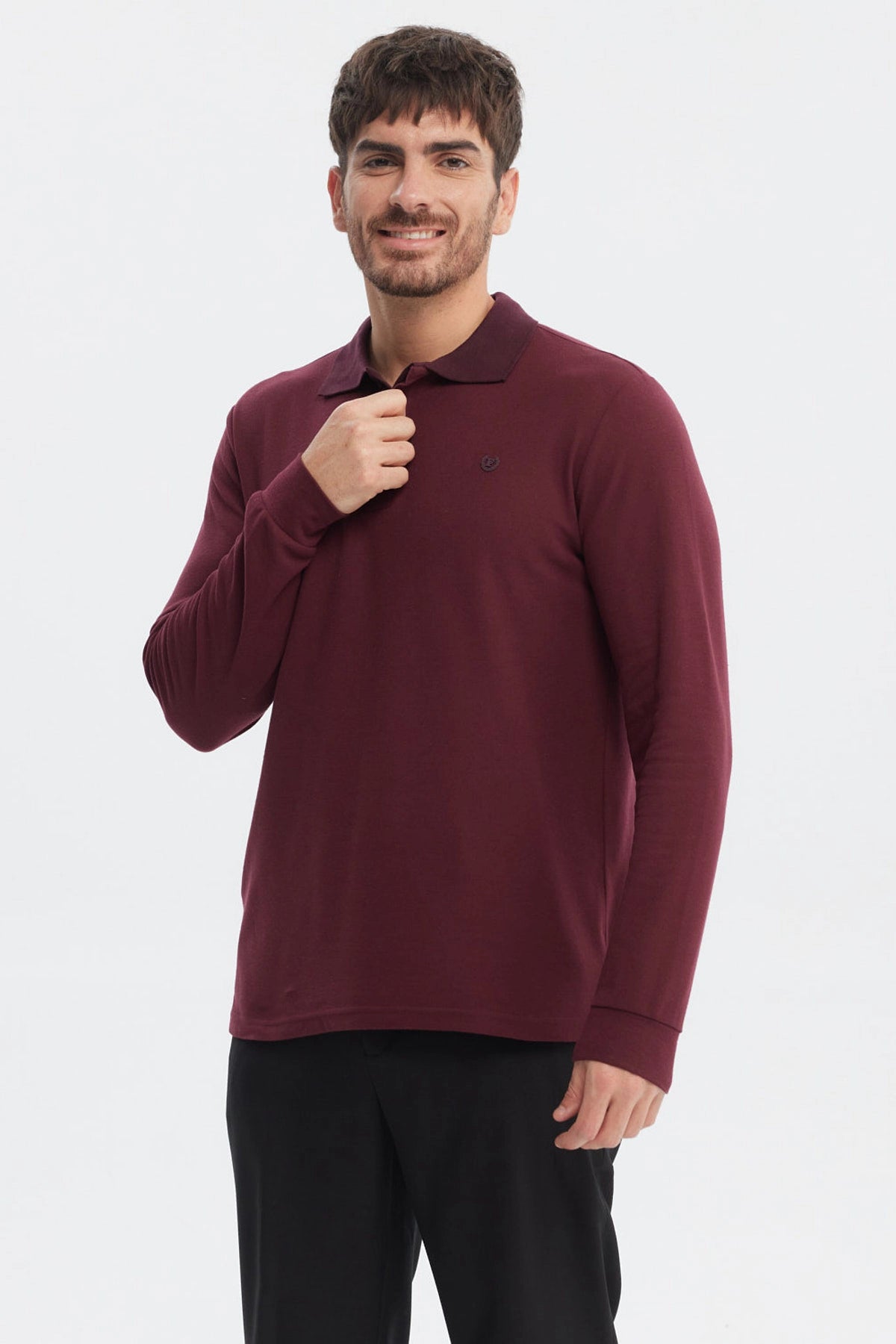 Polera burdeo de hombre con cuello en contraste sin estampa lisa ideal para un look casual moderno