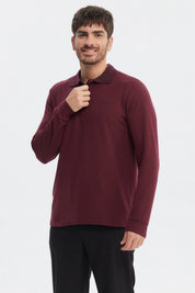 Polera burdeo de hombre con cuello en contraste sin estampa lisa ideal para un look casual moderno