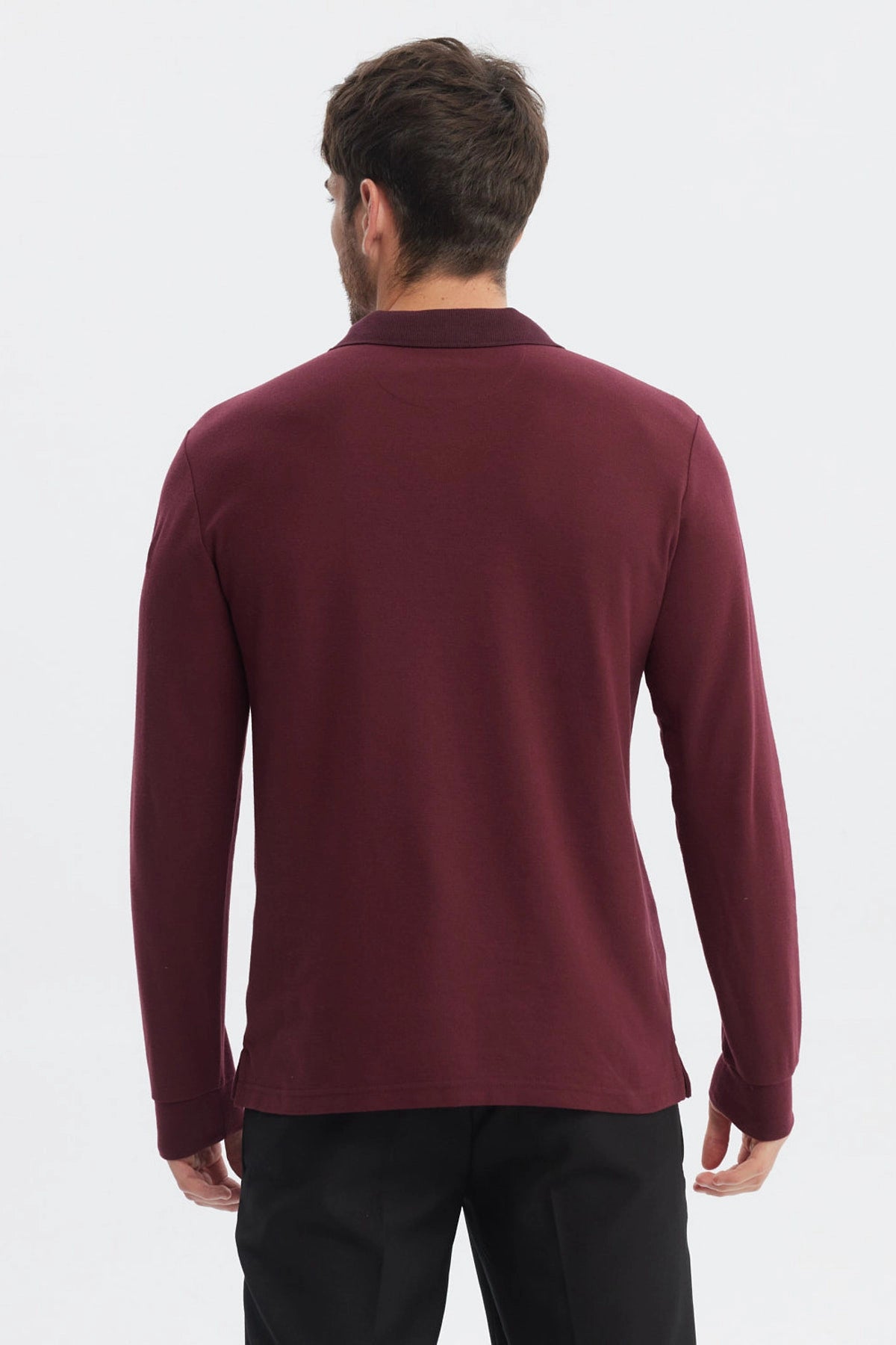 Polera burdeo de hombre con cuello en contraste sin estampa lisa ideal para un look casual moderno