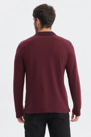 Polera burdeo de hombre con cuello en contraste sin estampa lisa ideal para un look casual moderno