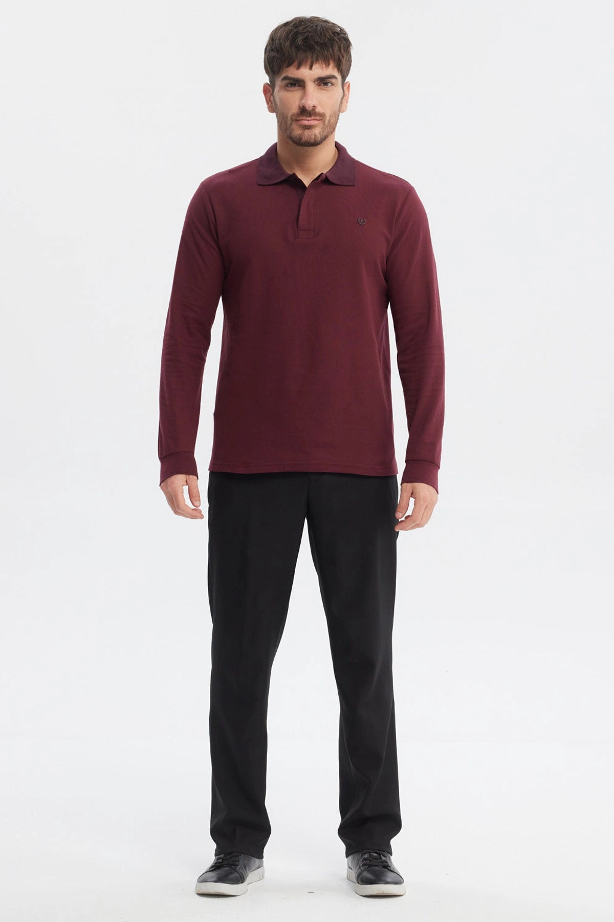 Polera burdeo de hombre con cuello en contraste sin estampa lisa ideal para un look casual moderno