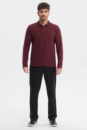 Polera burdeo de hombre con cuello en contraste sin estampa lisa ideal para un look casual moderno