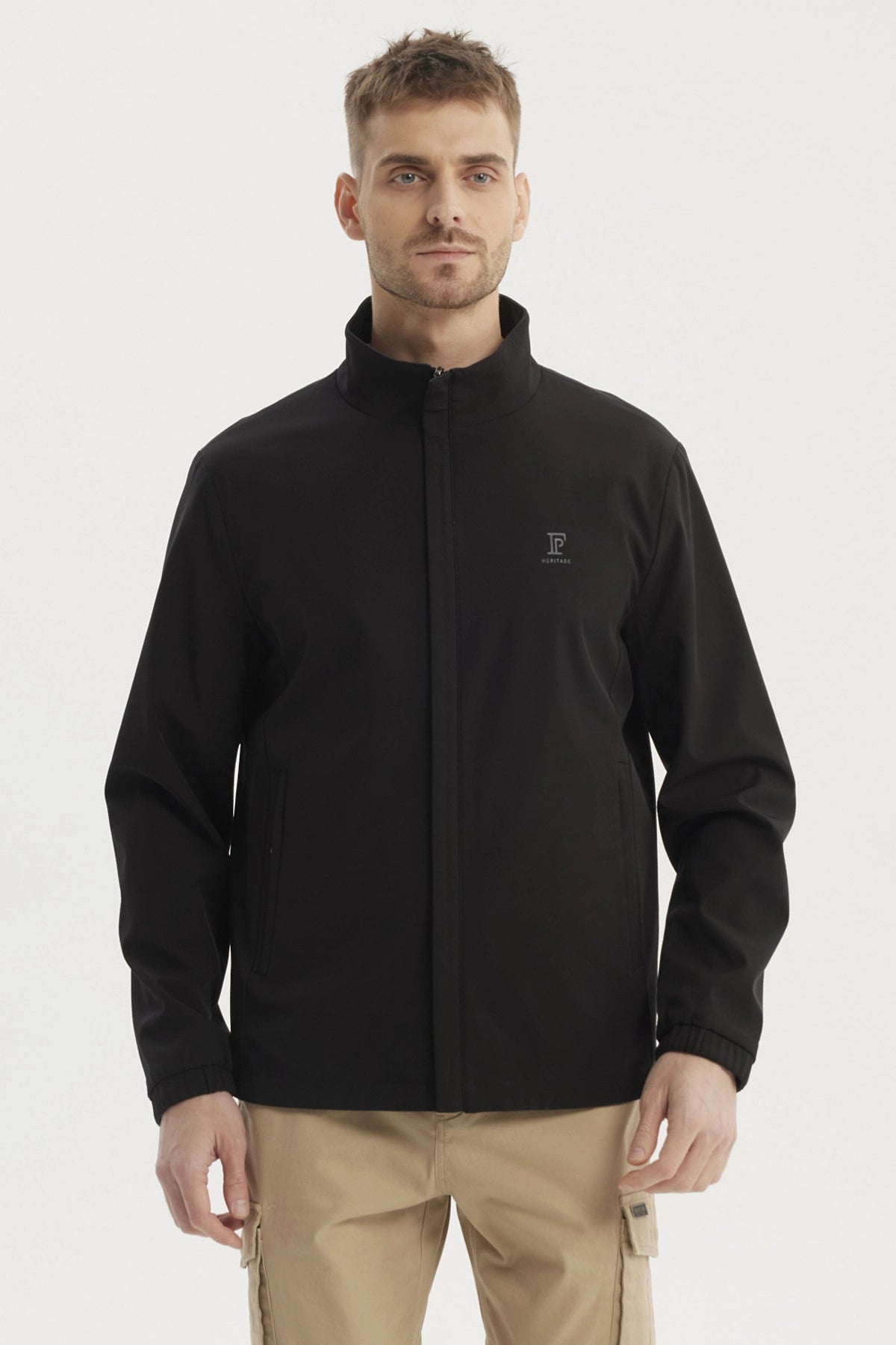 Chaqueta negra slim para hombre con cuello alto y logo pequeño en el pecho estilo casual sin estampa lisa