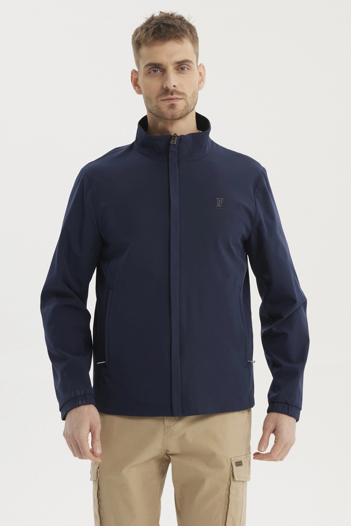 Chaqueta hombre azul marino lisa con cierre frontal y cuello alto detalle logo en pecho estilo moderno y elegante