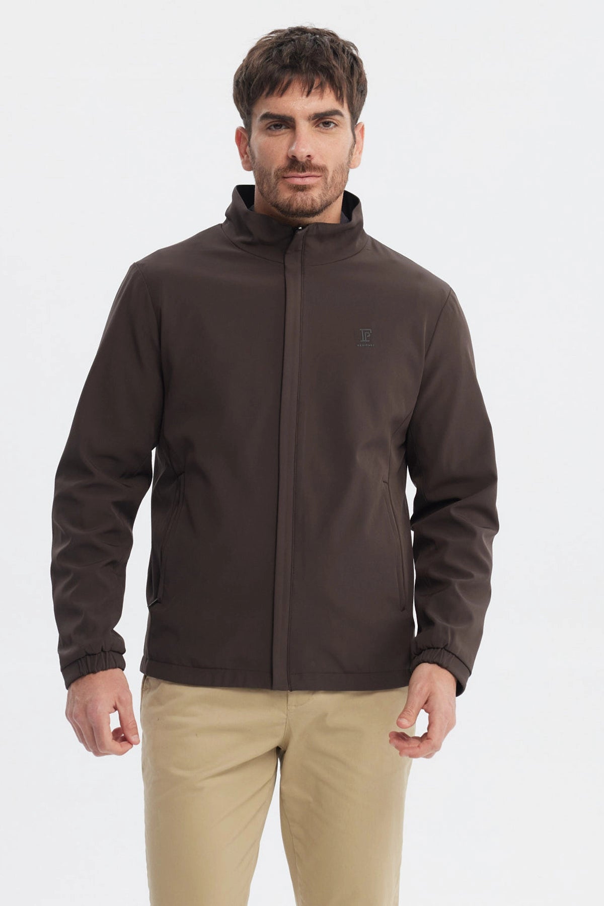 Chaqueta hombre slim chocolate lisa con cierre frontal cuello alto y puños elásticos diseño minimalista y moderno