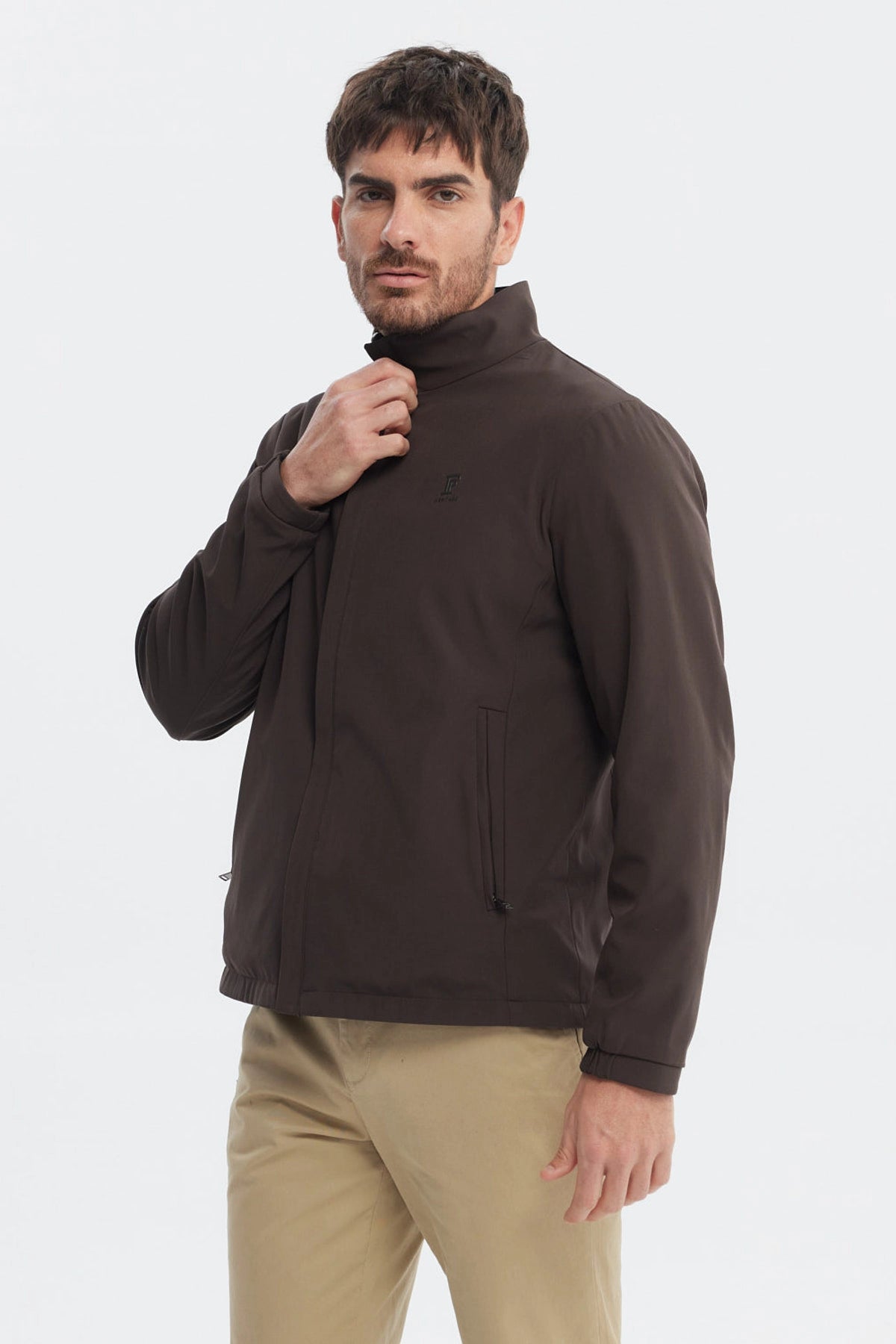 Chaqueta hombre slim chocolate lisa con cierre frontal cuello alto y puños elásticos diseño minimalista y moderno