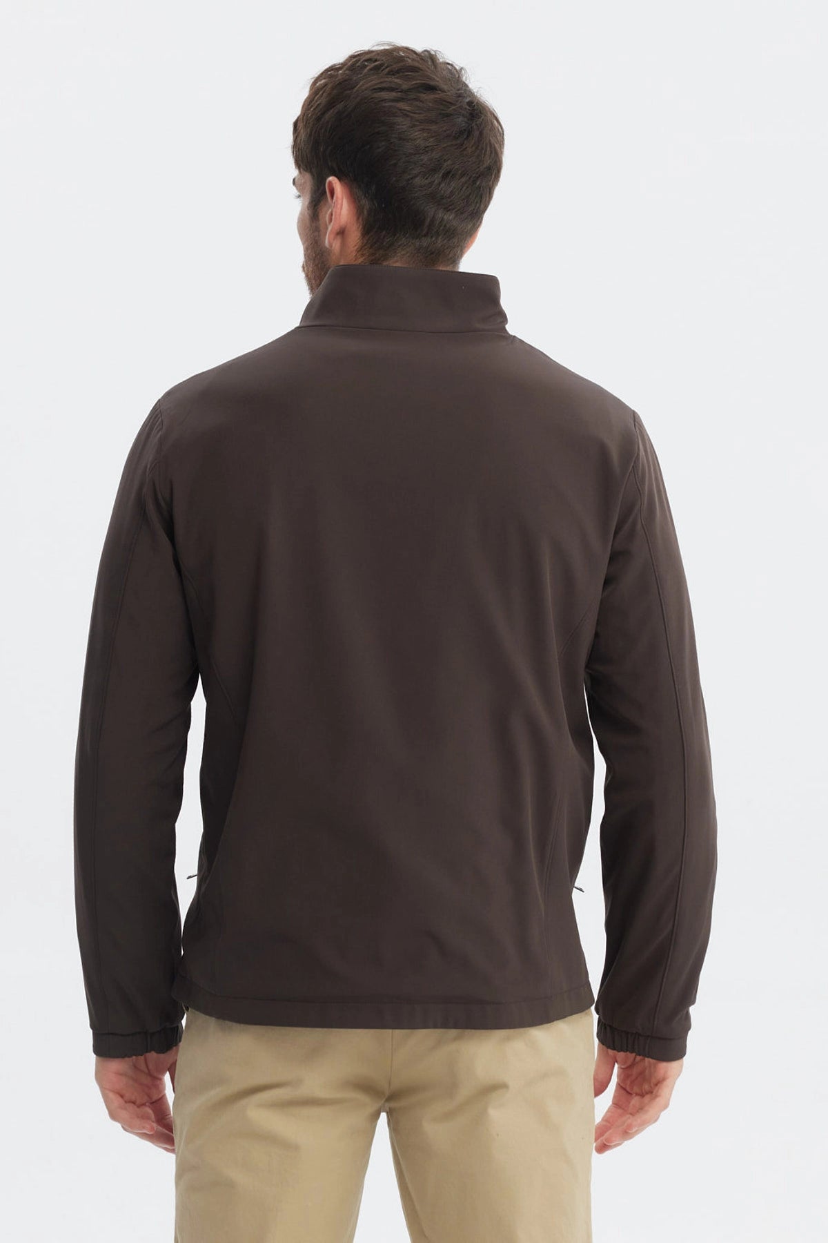 Chaqueta hombre slim chocolate lisa con cierre frontal cuello alto y puños elásticos diseño minimalista y moderno