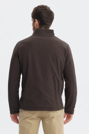 Chaqueta hombre slim chocolate lisa con cierre frontal cuello alto y puños elásticos diseño minimalista y moderno