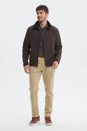 Chaqueta hombre slim chocolate lisa con cierre frontal cuello alto y puños elásticos diseño minimalista y moderno