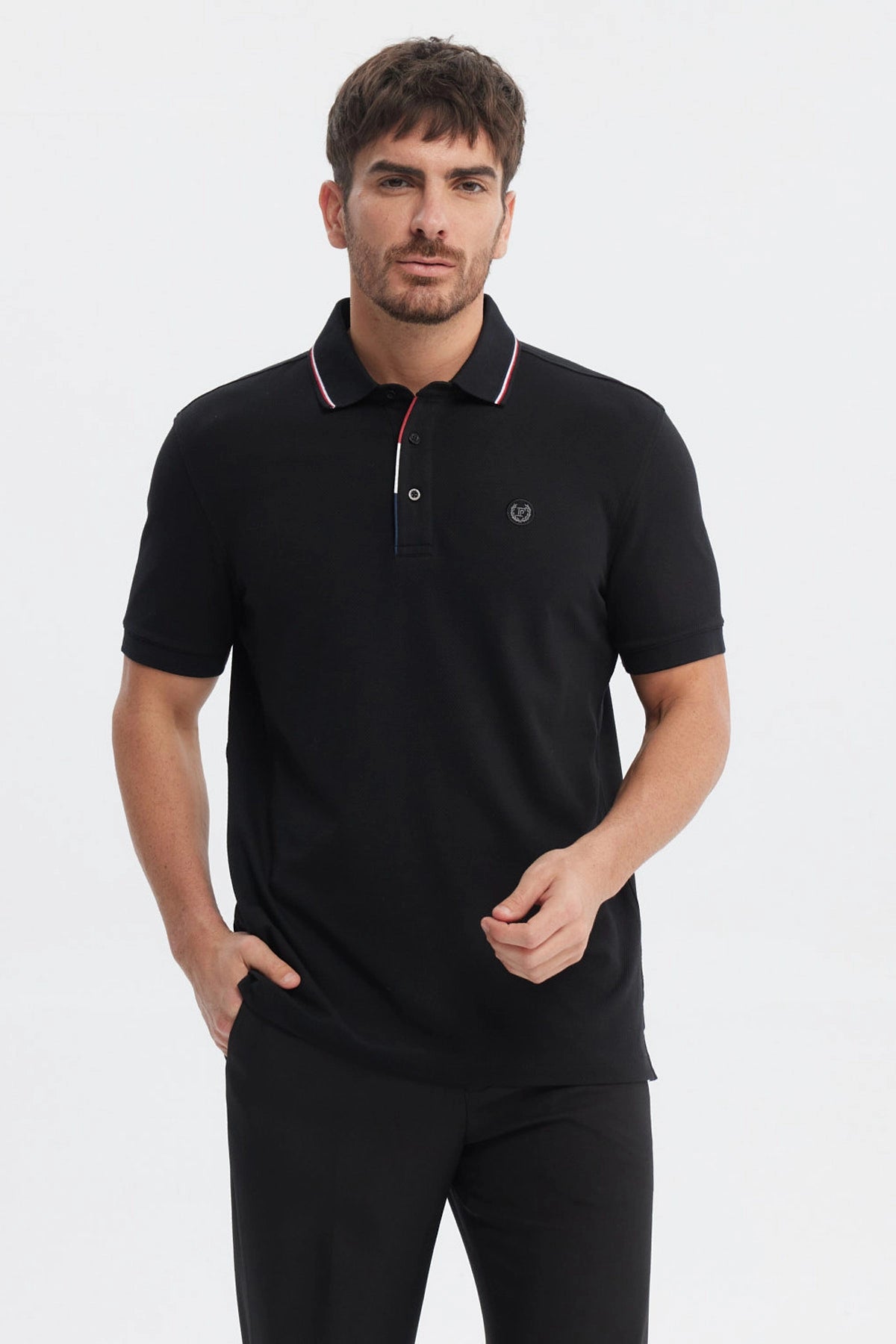 Polera pique negra de hombre con dos botones y cuello polo detalle bordado en el pecho estilo clásico y elegante