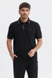 Polera pique negra de hombre con dos botones y cuello polo detalle bordado en el pecho estilo clásico y elegante
