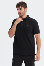 Polera pique negra de hombre con dos botones y cuello polo detalle bordado en el pecho estilo clásico y elegante