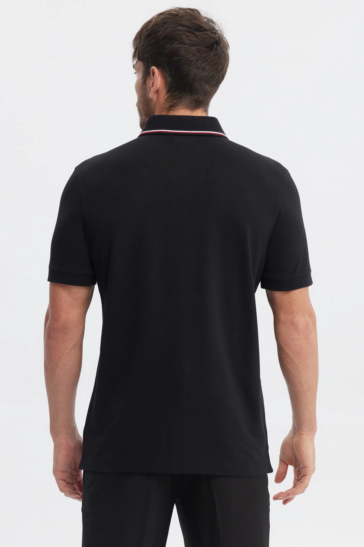 Polera pique negra de hombre con dos botones y cuello polo detalle bordado en el pecho estilo clásico y elegante