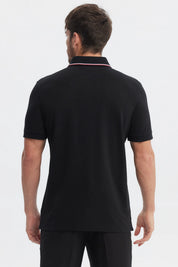 Polera pique negra de hombre con dos botones y cuello polo detalle bordado en el pecho estilo clásico y elegante