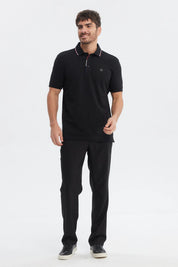 Polera pique negra de hombre con dos botones y cuello polo detalle bordado en el pecho estilo clásico y elegante