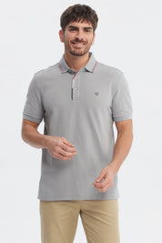 Polera hombre gris de piqué con dos botones y cuello polo clásico sin estampa lisa y elegante para uso casual