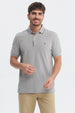 Polera hombre gris de piqué con dos botones y cuello polo clásico sin estampa lisa y elegante para uso casual