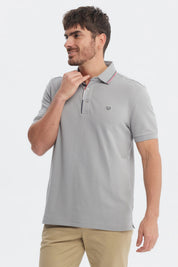 Polera hombre gris de piqué con dos botones y cuello polo clásico sin estampa lisa y elegante para uso casual