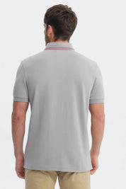 Polera hombre gris de piqué con dos botones y cuello polo clásico sin estampa lisa y elegante para uso casual