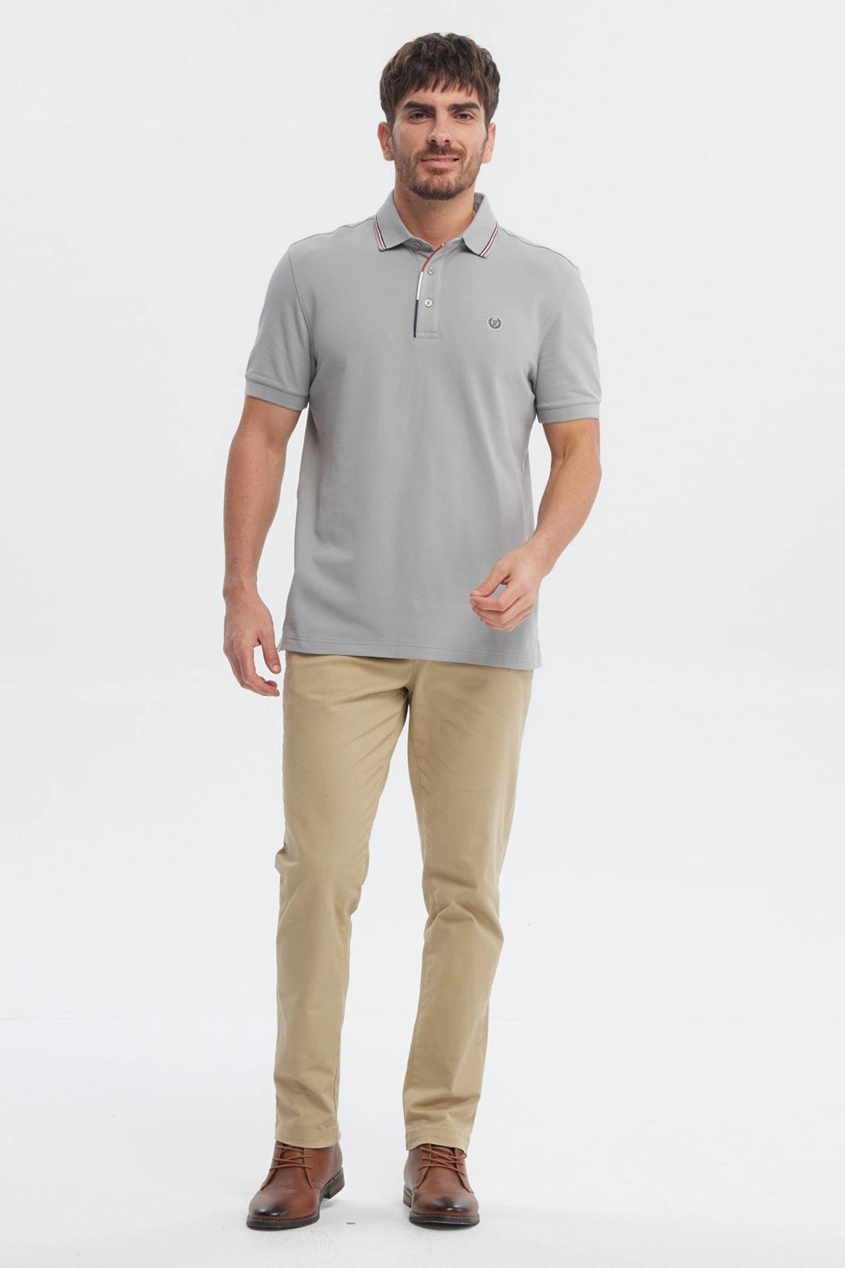 Polera hombre gris de piqué con dos botones y cuello polo clásico sin estampa lisa y elegante para uso casual