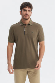 Polera pique verde oliva hombre con dos botones y cuello estilo polo liso ideal para un look casual elegante