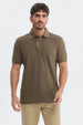 Polera pique verde oliva hombre con dos botones y cuello estilo polo liso ideal para un look casual elegante