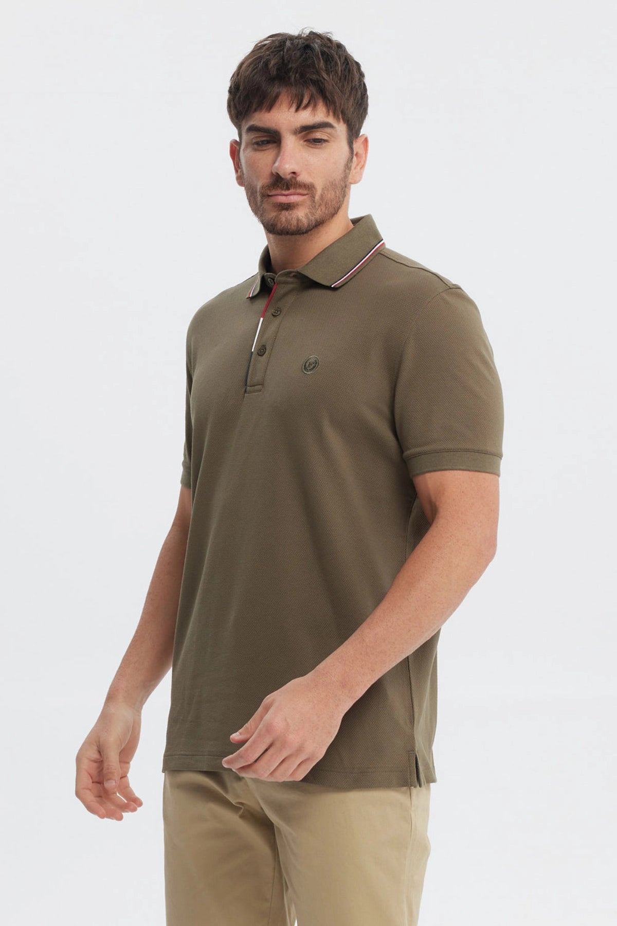 Polera pique verde oliva hombre con dos botones y cuello estilo polo liso ideal para un look casual elegante