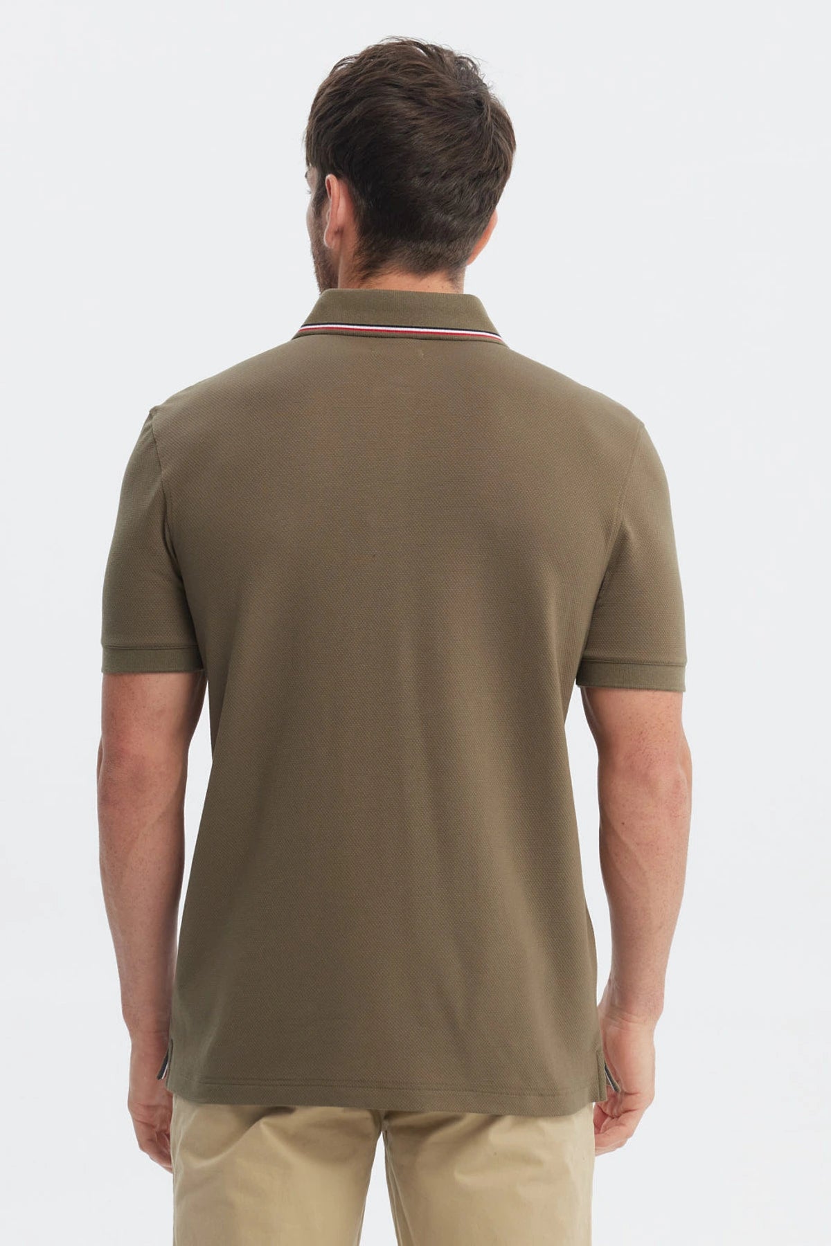 Polera pique verde oliva hombre con dos botones y cuello estilo polo liso ideal para un look casual elegante