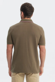 Polera pique verde oliva hombre con dos botones y cuello estilo polo liso ideal para un look casual elegante