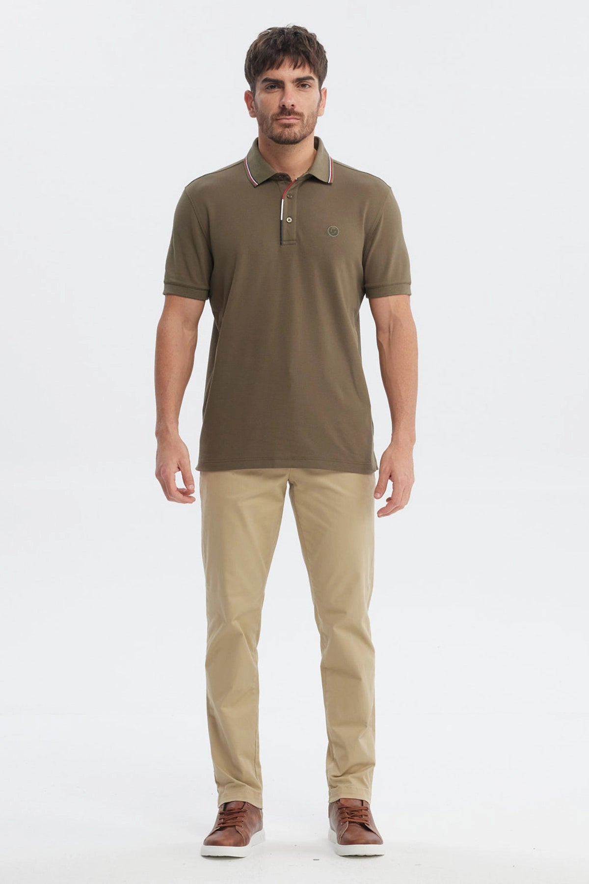 Polera pique verde oliva hombre con dos botones y cuello estilo polo liso ideal para un look casual elegante