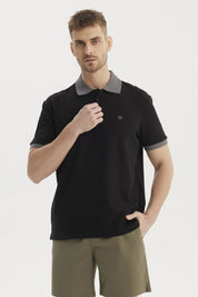 Polera negra de hombre con botones y cuello gris estilo pique sin estampa visible