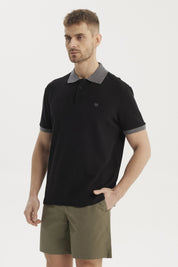 Polera negra de hombre con botones y cuello gris estilo pique sin estampa visible