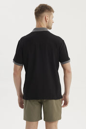 Polera negra de hombre con botones y cuello gris estilo pique sin estampa visible