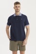 Polera hombre azul marino tipo polo con botones detalle de logo bordado en el pecho estilo casual elegante
