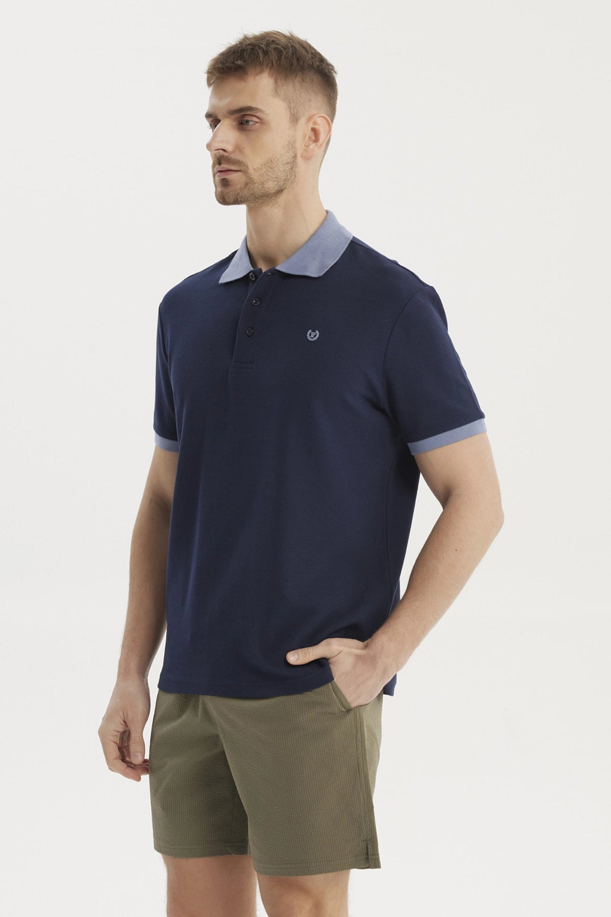 Polera hombre azul marino tipo polo con botones detalle de logo bordado en el pecho estilo casual elegante