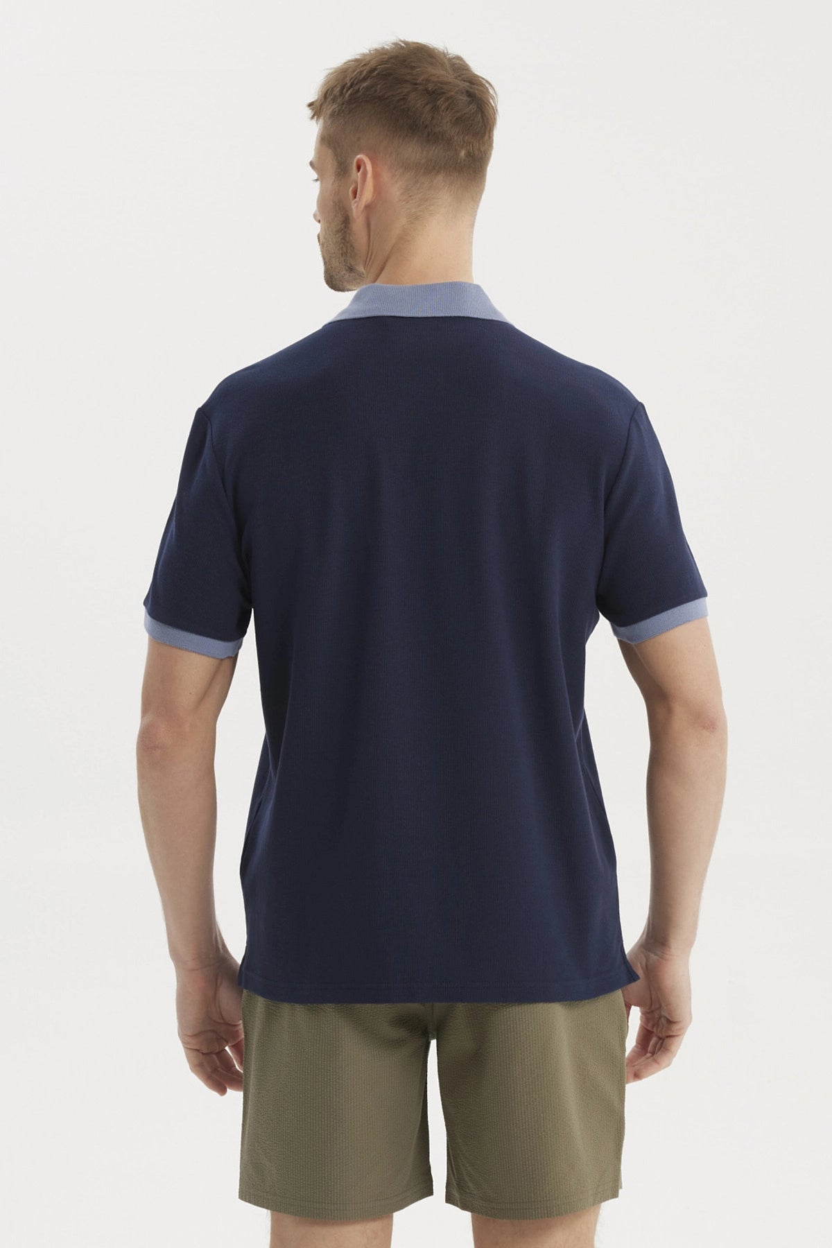 Polera hombre azul marino tipo polo con botones detalle de logo bordado en el pecho estilo casual elegante