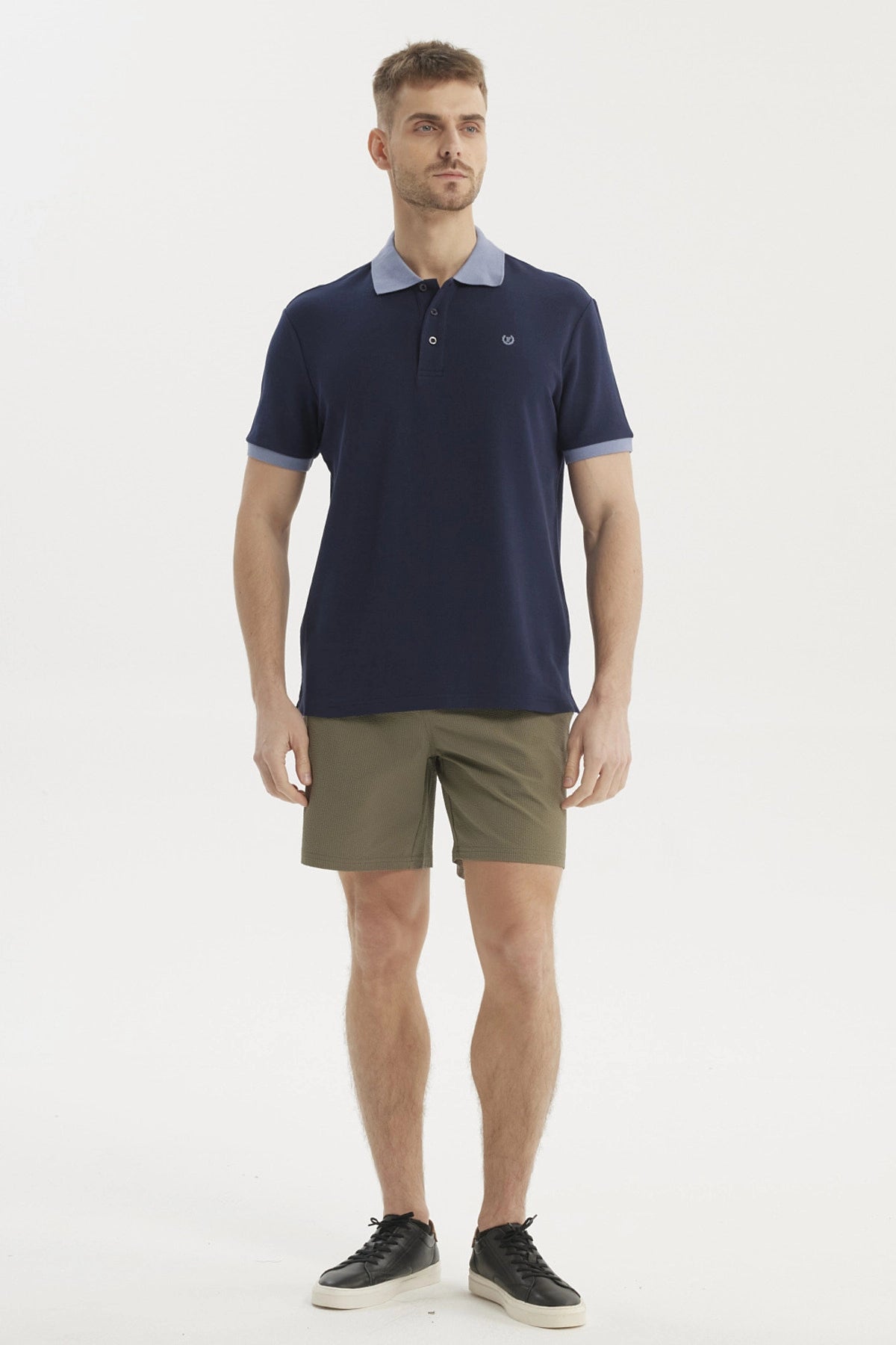 Polera hombre azul marino tipo polo con botones detalle de logo bordado en el pecho estilo casual elegante