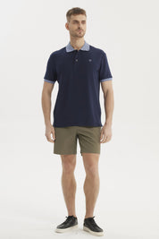 Polera hombre azul marino tipo polo con botones detalle de logo bordado en el pecho estilo casual elegante