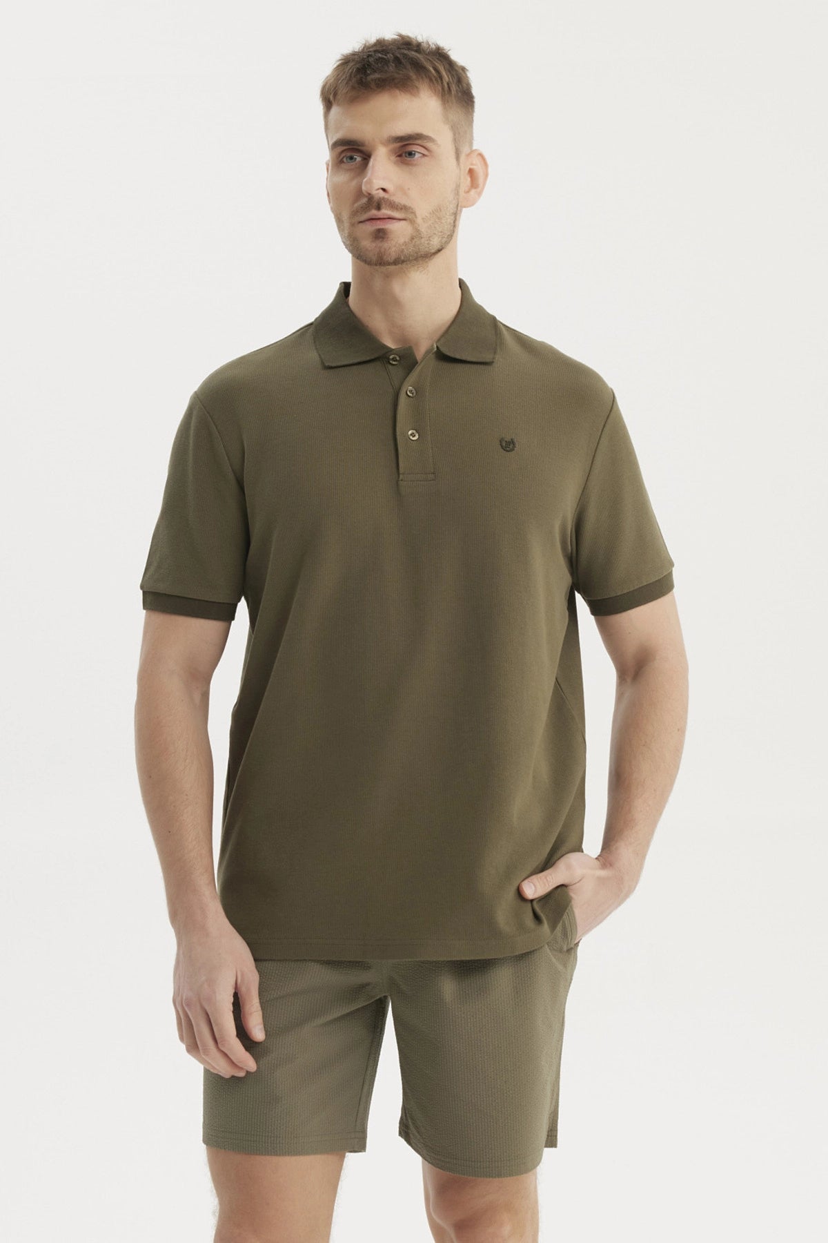 Polera verde olivo de hombre con textura tipo waffle y botones en el pecho prenda lisa